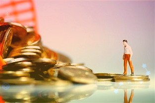 两市成交缩至8213亿：沪指深成指微跌，创指涨0.22%